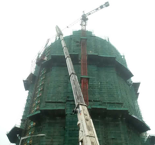 义乌吊车在工地上作业